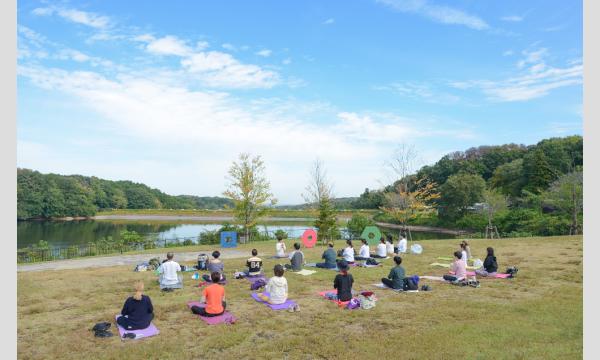 株式会社メッツァのメッツァビレッジ　秋の芝生の湖畔ヨガ & 夕暮れヨガイベント