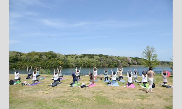 メッツァビレッジ　秋の芝生の湖畔ヨガ & 夕暮れヨガ イベント画像2
