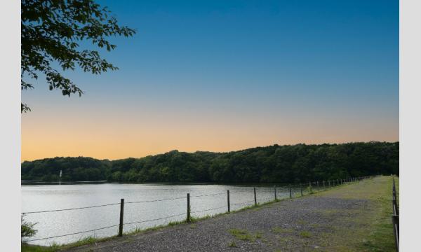 メッツァビレッジ　秋の芝生の湖畔ヨガ & 夕暮れヨガ イベント画像3